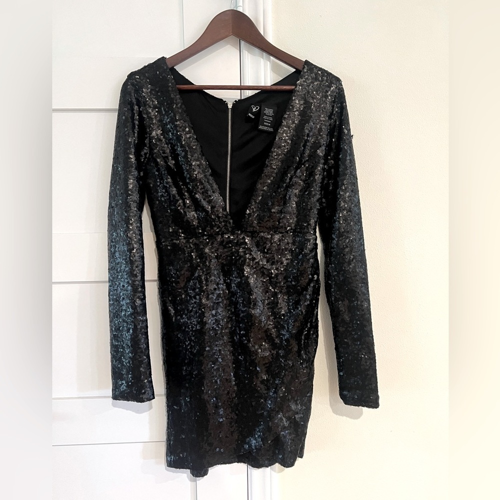 Windsor Black Sequin Side-Scrunch Low Cut Sequin Mini Dress Size Medium EUC